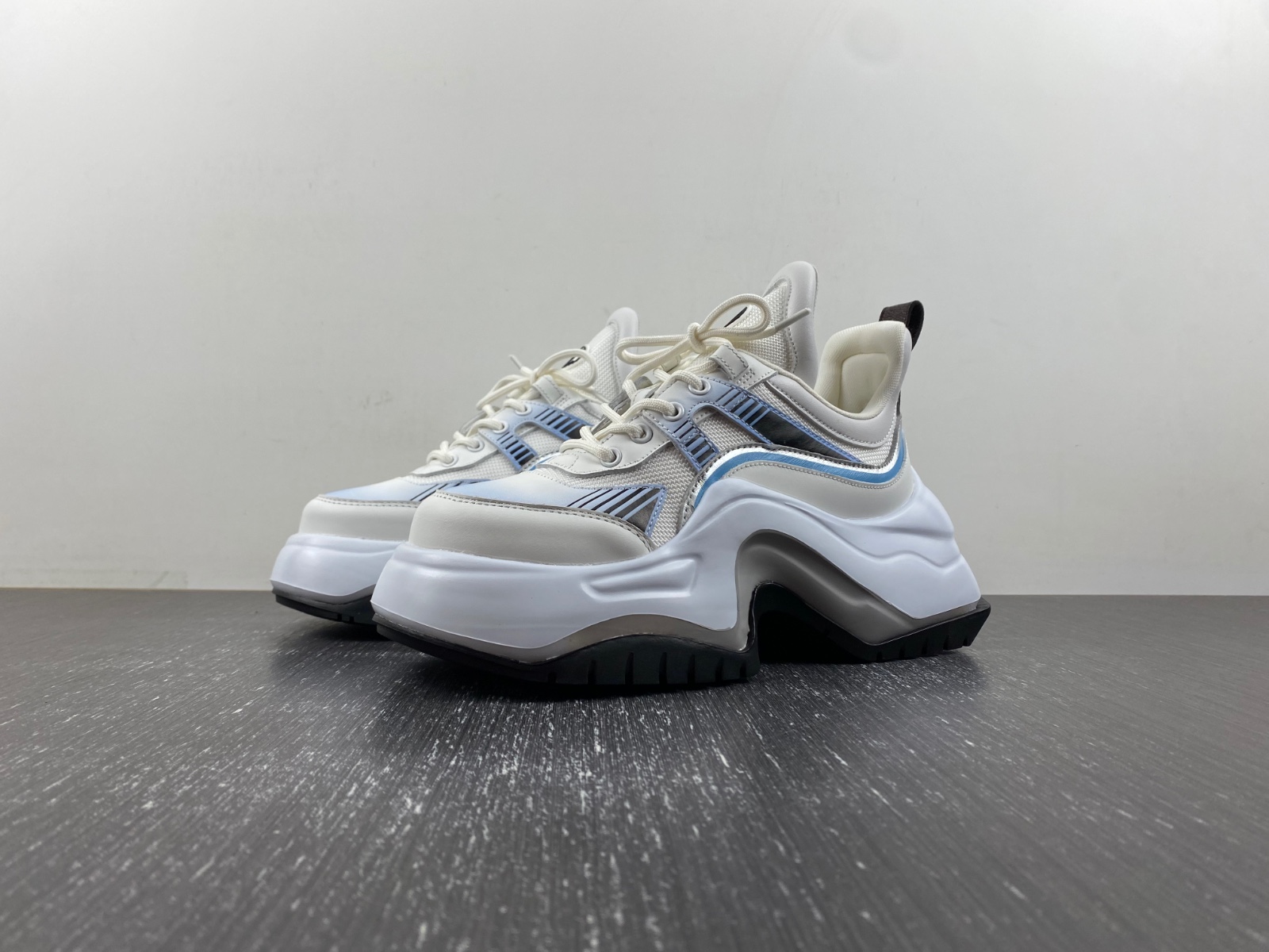 1 Vuitton Archlight Sneakers LV 2