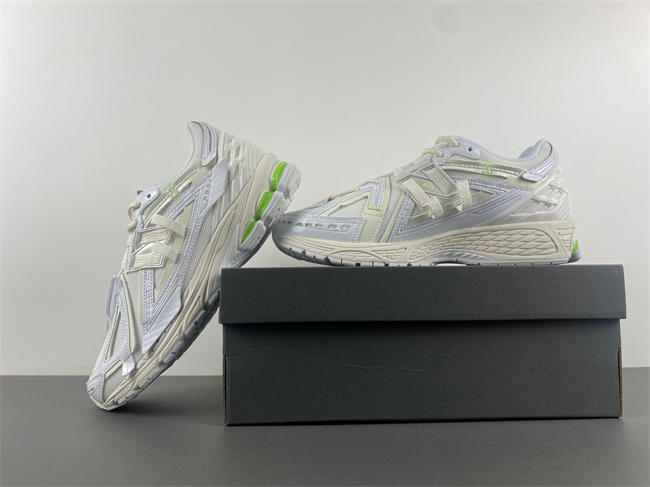 New Balance White light green U1906AE