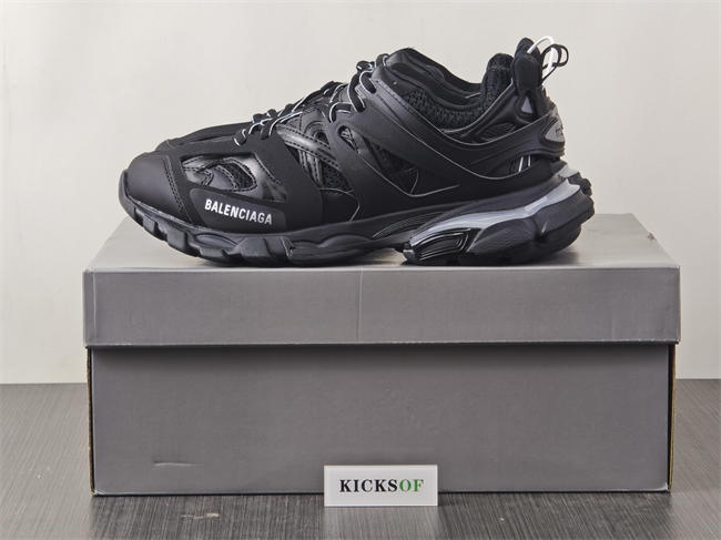 BLCG TRACK SNEAKER 555036W2GB11000 with LED