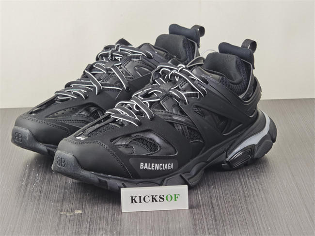 BLCG TRACK SNEAKER 555036W2GB11000 with LED