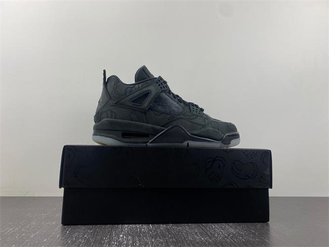 AIR JORDAN 4 RETRO KAWS 930155 001